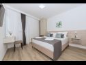 Appartements Mari - 40m from the beach: A1(4+2) , A2(2+2), A3(2+2), A4(2+2), A5(2+2), A6(4+2) Makarska - Riviera de Makarska  - Appartement - A1(4+2) : chambre &agrave; coucher