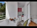 Appartements Ivica - 100m from the beach: SA1(2+1) ljubicasti, SA3(2) narancasti Makarska - Riviera de Makarska  - Studio appartement - SA1(2+1) ljubicasti: cuisine salle à manger