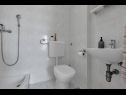 Appartements Ivica - 100m from the beach: SA1(2+1) ljubicasti, SA3(2) narancasti Makarska - Riviera de Makarska  - Studio appartement - SA1(2+1) ljubicasti: salle de bain W-C