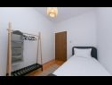 Appartements Marin - 20m to the beach: A1(5) Podgora - Riviera de Makarska  - Appartement - A1(5): chambre &agrave; coucher