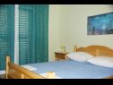Appartements Sonja - by the sea: A1 Veliki (6+1), A2 Mali(2+1) Zivogosce - Riviera de Makarska  - Appartement - A1 Veliki (6+1): chambre &agrave; coucher