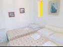 Appartements et chambres Gojko - 50 m from the beach: A1(9), A2(6), A3(2), A4(2+1), R3(2), R4(3) Zivogosce - Riviera de Makarska  - Appartement - A2(6): chambre &agrave; coucher