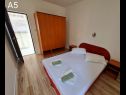 Appartements Mir - free parking: SA2(2), SA3(2), A4(2+2), A5(6+1) Zivogosce - Riviera de Makarska  - Appartement - A5(6+1): chambre &agrave; coucher