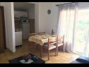 Appartements et chambres Ognjen- family apartments with free parking A1(2+2), SA3(2), R1(2), A5 (4+2) Betina - Île de Murter  - Appartement - A1(2+2): cuisine salle à manger