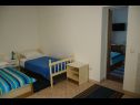 Appartements Zdravko - 150 m from sandy beach: SA1(3), SA2(3), A3(5) Duce - Riviera de Omis  - Appartement - A3(5): chambre &agrave; coucher