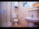 Maisons de vacances Country - nature & serenity: H(4) Gata - Riviera de Omis  - Croatie  - H(4): salle de bain W-C