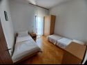 Appartements Mari - 40 m from sea: A1(4), A2(2+2), SA3(2) Krilo Jesenice - Riviera de Omis  - Appartement - A1(4): chambre &agrave; coucher