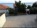 Appartements May - with sea view: A1(2+2), A2(6)  Marusici - Riviera de Omis  - stationnement (maison et environs)