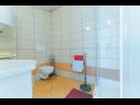 Appartements Mari - sea view apartments: A1(2) Borna, A2(4) Iva, A3(4) Silver, A4(4) Red Nemira - Riviera de Omis  - Appartement - A4(4) Red: salle de bain W-C