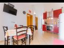 Appartements Mari - sea view apartments: A1(2) Borna, A2(4) Iva, A3(4) Silver, A4(4) Red Nemira - Riviera de Omis  - Appartement - A4(4) Red: cuisine salle à manger
