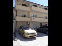 Appartements Zdravko - with parking : A1(4+1) Omis - Riviera de Omis  - stationnement