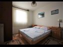 Appartements Šera - 50 m from beach: A1(4), A2(4), A3(2+2) Pisak - Riviera de Omis  - Appartement - A2(4): chambre &agrave; coucher