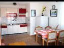 Appartements Šera - 50 m from beach: A1(4), A2(4), A3(2+2) Pisak - Riviera de Omis  - Appartement - A2(4): cuisine salle à manger
