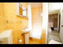 Appartements Lile - comfortable 3 bedroom apartment: A1(6+2) Pisak - Riviera de Omis  - Appartement - A1(6+2): salle de bain W-C