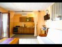 Appartements Lile - comfortable 3 bedroom apartment: A1(6+2) Pisak - Riviera de Omis  - Appartement - A1(6+2): cuisine salle à manger