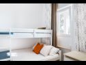 Appartements Melissa - 150m from the beach: A1(4+2), A2(2+2) Pisak - Riviera de Omis  - Appartement - A1(4+2): chambre &agrave; coucher