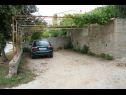 Appartements Branka - at the beach: A1(4), SA2(2) Stanici - Riviera de Omis  - stationnement