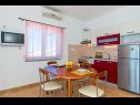 Appartements Ivan - 15 m from beach: A1(7+1), A2 Žuti (2+2), A3 Crveni (2+2) Lun - Île de Pag  - Appartement - A3 Crveni (2+2): cuisine salle à manger