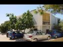 Appartements Bari - 140 m from beach: A1(4+1), A2(4), A3(2+2) Mandre - Île de Pag  - stationnement
