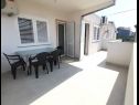 Appartements Kate - 200 m from beach: A1(2), A2(4+1), SA3(2), A4(6+1) Vodice - Riviera de Sibenik  - Appartement - A4(6+1): terrasse