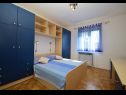 Appartements Snježa - green house: A1 Andelija(5), B2 Snjezana(4+1) Vodice - Riviera de Sibenik  - Appartement - B2 Snjezana(4+1): chambre &agrave; coucher