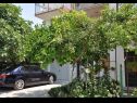 Appartements Milica - parking and garden: A1(6), SA2 gornji(2), SA3 donji(2), A4(2+1) Kastel Luksic - Riviera de Split  - stationnement