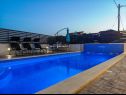 Appartements Zdene - private pool: A1(6+2), A2(6) Kastel Luksic - Riviera de Split  - piscine