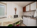 Appartements Milica - parking and garden: A1(6), SA2 gornji(2), SA3 donji(2), A4(2+1) Kastel Luksic - Riviera de Split  - Studio appartement - SA3 donji(2): cuisine salle à manger