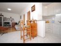 Appartements Ezgety - 330m from the beach: A1(6) Kastel Stafilic - Riviera de Split  - Appartement - A1(6): cuisine salle à manger