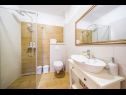 Appartements Ines - cosy with free parking: A1(4) Kastel Stari - Riviera de Split  - Appartement - A1(4): salle de bain W-C