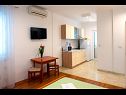 Appartements Robi - 50m from beach SA2(2+1), SA4(2+1), R1(2), R3(2) Podstrana - Riviera de Split  - Studio appartement - SA4(2+1): cuisine salle à manger