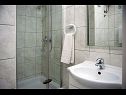 Appartements Robi - 50m from beach SA2(2+1), SA4(2+1), R1(2), R3(2) Podstrana - Riviera de Split  - Chambre - R1(2): salle de bain W-C