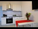 Appartements Anamarija - garden terrace : A1(4) Split - Riviera de Split  - Appartement - A1(4): cuisine salle à manger