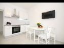 Appartements Anamarija - garden terrace : A1(4) Split - Riviera de Split  - Appartement - A1(4): cuisine salle à manger