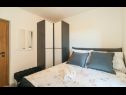 Appartements Tom - with hot tub: A1(6) Split - Riviera de Split  - Appartement - A1(6): chambre &agrave; coucher