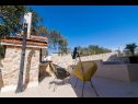 Maisons de vacances Bože - 10m from the sea: H(10+2) Drvenik Mali (Île de Drvenik Mali) - Riviera de Trogir  - Croatie  - cour
