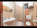 Appartements Vin - 40 m from sea: A1 (4+1), A2 (2+2), A3 (2+2) Seget Donji - Riviera de Trogir  - Appartement - A2 (2+2): salle de bain W-C