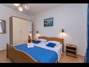 Appartements Vin - 40 m from sea: A1 (4+1), A2 (2+2), A3 (2+2) Seget Donji - Riviera de Trogir  - Appartement - A2 (2+2): chambre &agrave; coucher