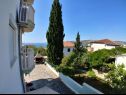 Appartements Katy - 150m from the clear sea: A1(2+2) Seget Vranjica - Riviera de Trogir  - Appartement - A1(2+2): cour (maison et environs)