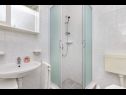 Appartements Rose - 30 m from the beach: A1(2+1), A2(2+1), A3(2+1), A4(2+1), A5(2+1) Seget Vranjica - Riviera de Trogir  - Appartement - A5(2+1): salle de bain W-C