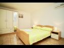 Appartements Rose - 30 m from the beach: A1(2+1), A2(2+1), A3(2+1), A4(2+1), A5(2+1) Seget Vranjica - Riviera de Trogir  - Appartement - A5(2+1): chambre &agrave; coucher