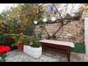 Appartements Zeljko - with garden: A1(4), SA2(2+1) Seget Vranjica - Riviera de Trogir  - cour