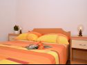 Appartements Žar - free parking A1(4+1), A2(2+2), A3(2+2), A4(4+1) Seget Vranjica - Riviera de Trogir  - Appartement - A1(4+1): chambre &agrave; coucher