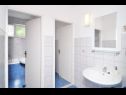 Appartements Snješka  - 20 m from the sea : A1(9), A2(6+2) Seget Vranjica - Riviera de Trogir  - Appartement - A1(9): salle de bain W-C
