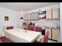 Appartements Snješka  - 20 m from the sea : A1(9), A2(6+2) Seget Vranjica - Riviera de Trogir  - Appartement - A2(6+2): cuisine salle à manger