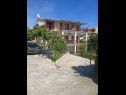 Appartements Ante - 50 M from the sea : A1(5), A2(8) Seget Vranjica - Riviera de Trogir  - cour