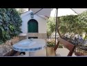 Maisons de vacances Rosita - 50 m from sea: H(4) Sevid - Riviera de Trogir  - Croatie  - barbecue