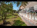 Appartements Tomi - with large terrace (60m2): A1(4) Trogir - Riviera de Trogir  - jardin (maison et environs)