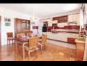 Appartements Tomi - with large terrace (60m2): A1(4) Trogir - Riviera de Trogir  - Appartement - A1(4): cuisine salle à manger