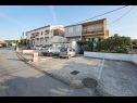 Appartements Ivanka - 200 m from sea: A1(4) Trogir - Riviera de Trogir  - stationnement